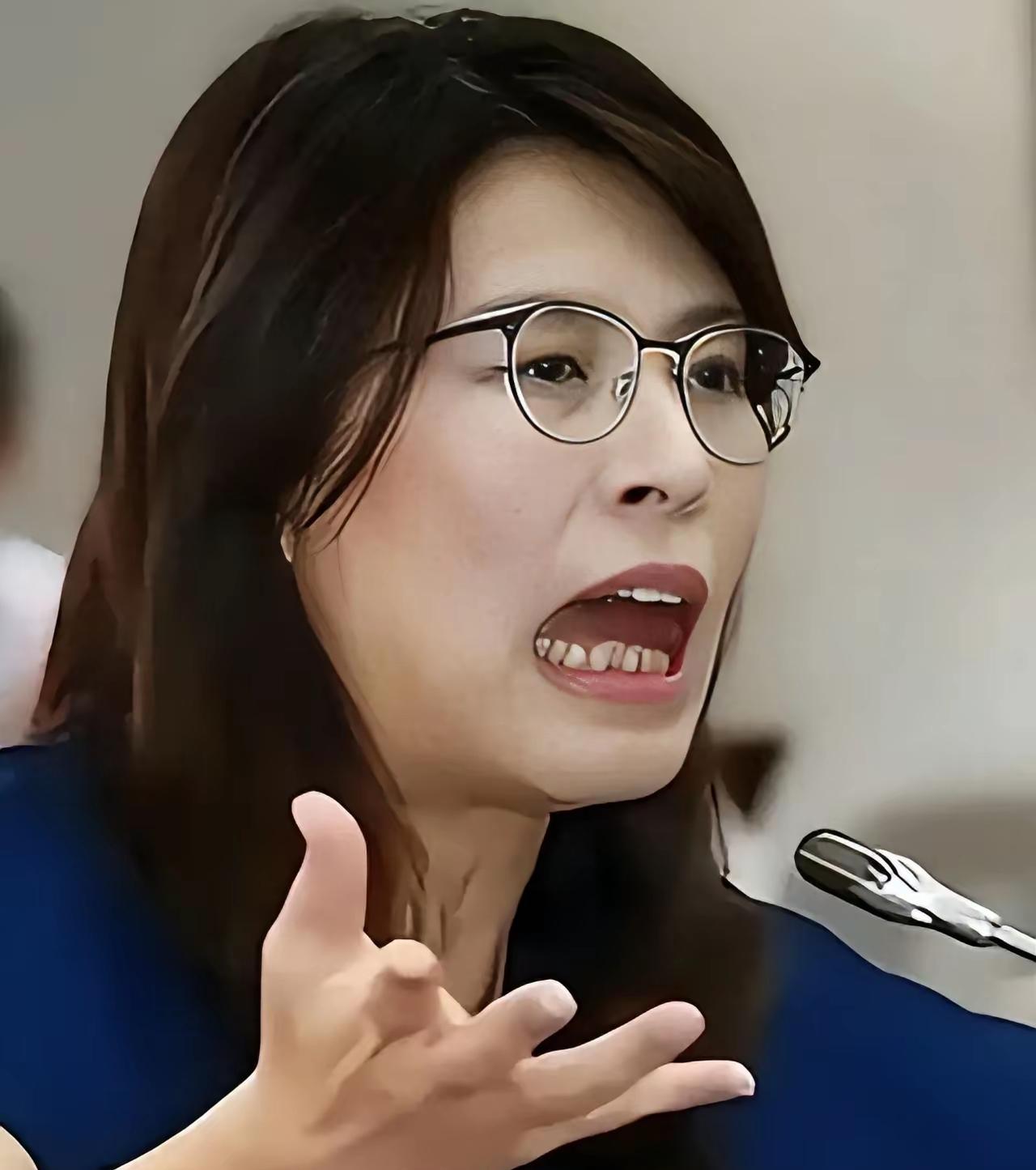 郑丽文很无奈！在郑丽文来大陆之前，我曾经说过不要对郑丽文期待过高。可在郑丽文大