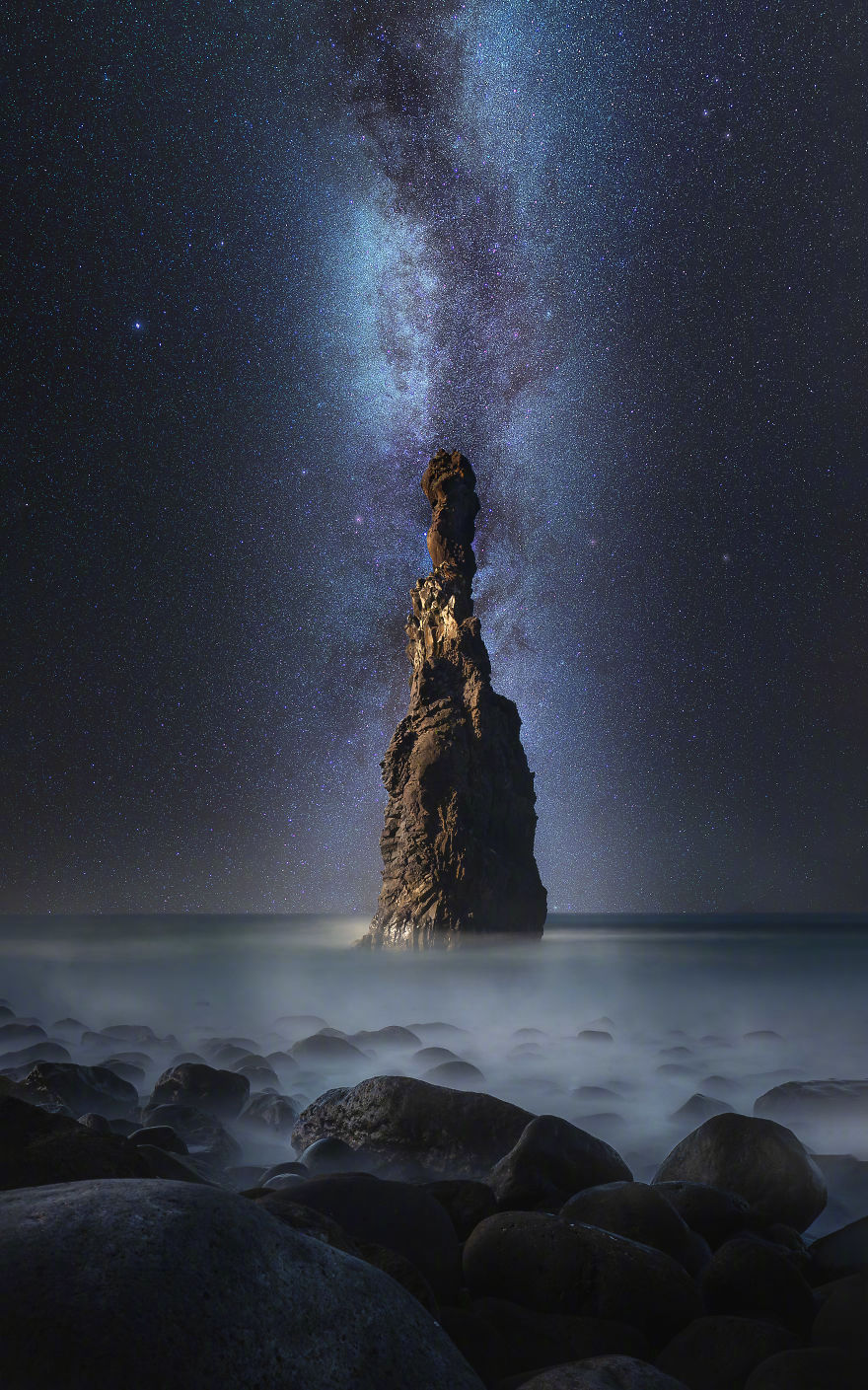 在葡萄牙马德拉群岛旅游时，摄影师AlexForst记录下了当地的夜空景象。