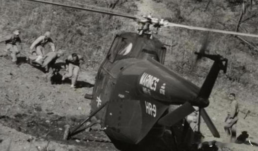 1951年战场上，两个背饭桶的志愿军伙夫，突然看到一架美军直升机降落眼前，他们会