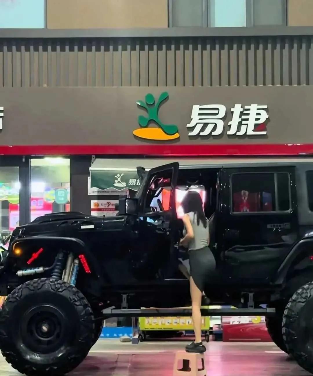 时尚是个轮回，车也是，以后有脚凳，现在有“车凳”。