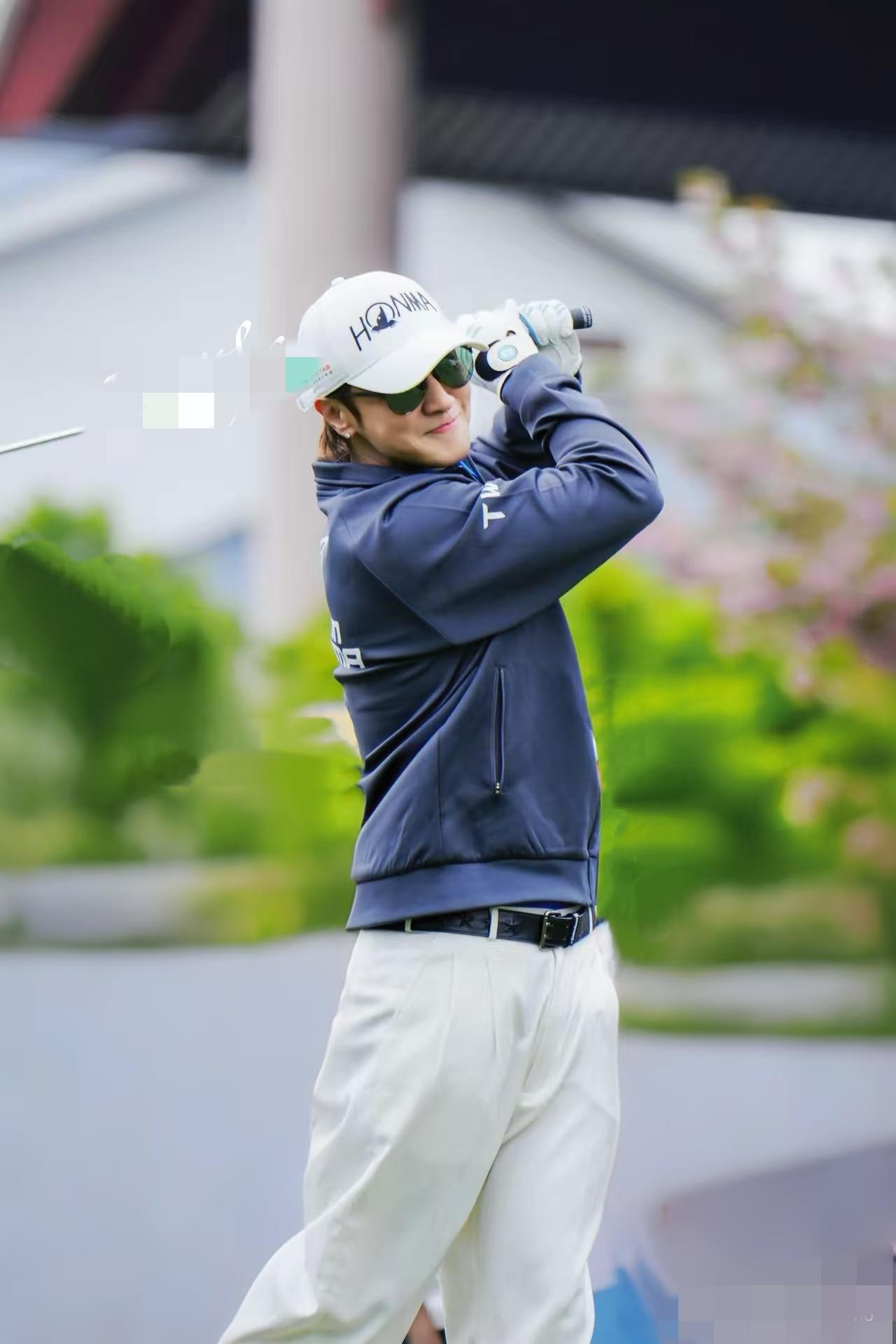 4月16日，罗志祥现身苏州太湖打高尔夫，怼脸拍牙齿好黑，脸色有点发黑，没有其他毛