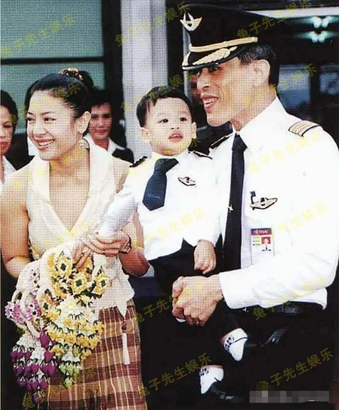 爸爸是王，妈妈是第一美女，那时提帮功不要太幸福，一家三口其乐融融。可惜好景不常在