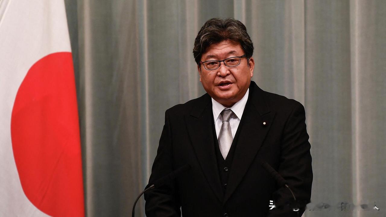 看清楚了！萩生田光一前脚刚踏上桃园机场，解放军的火控雷达后脚就锁死了宫古海峡。日