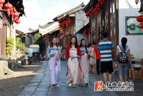 各地游客齐聚柳宗元文化旅游区,纷纷穿上古装,只见佳人登场,裙裾飘飘