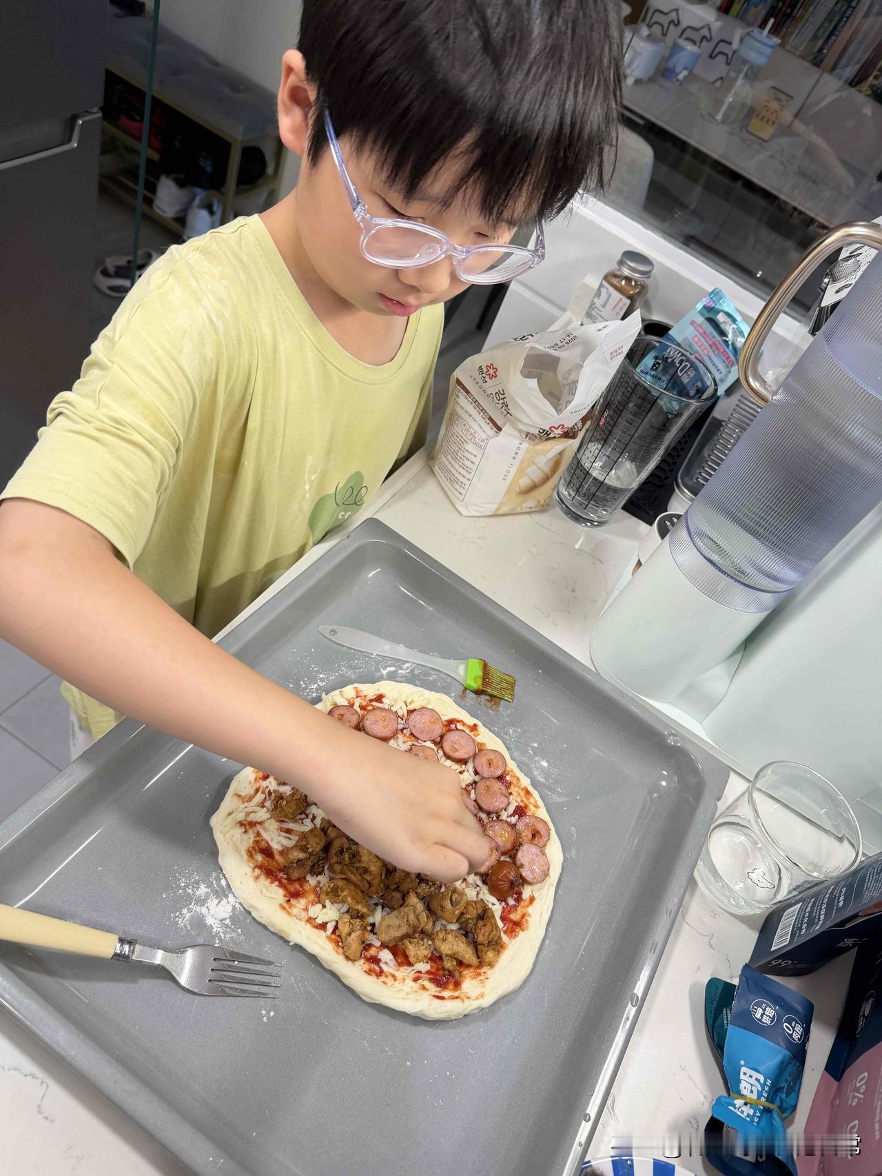 周末好！今天的下午茶是熙熙厨房之烤鸡肠仔芝士双拼pizza🍕，饼皮也是自己做的