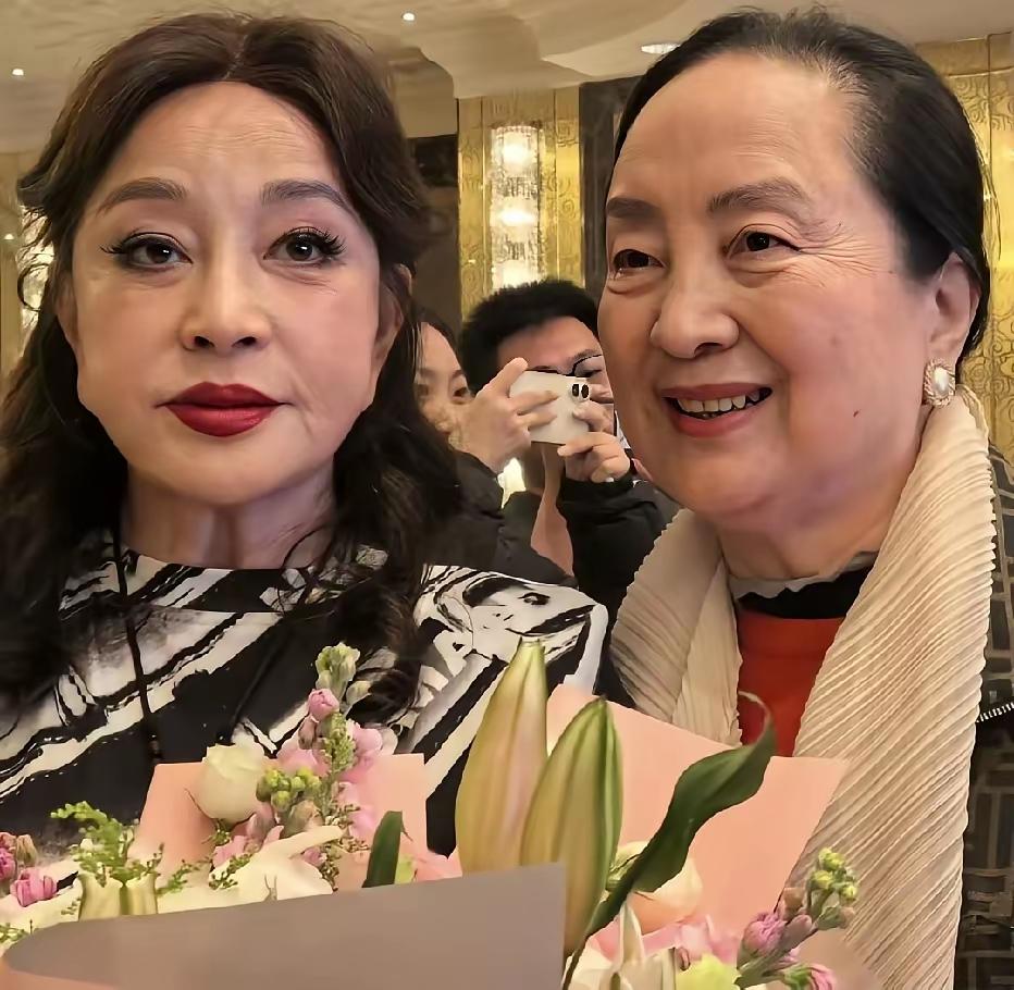 刘晓庆和张金玲一起合影，两人都是七八十年代家喻户晓的老牌女明星，张金玲比刘晓庆要