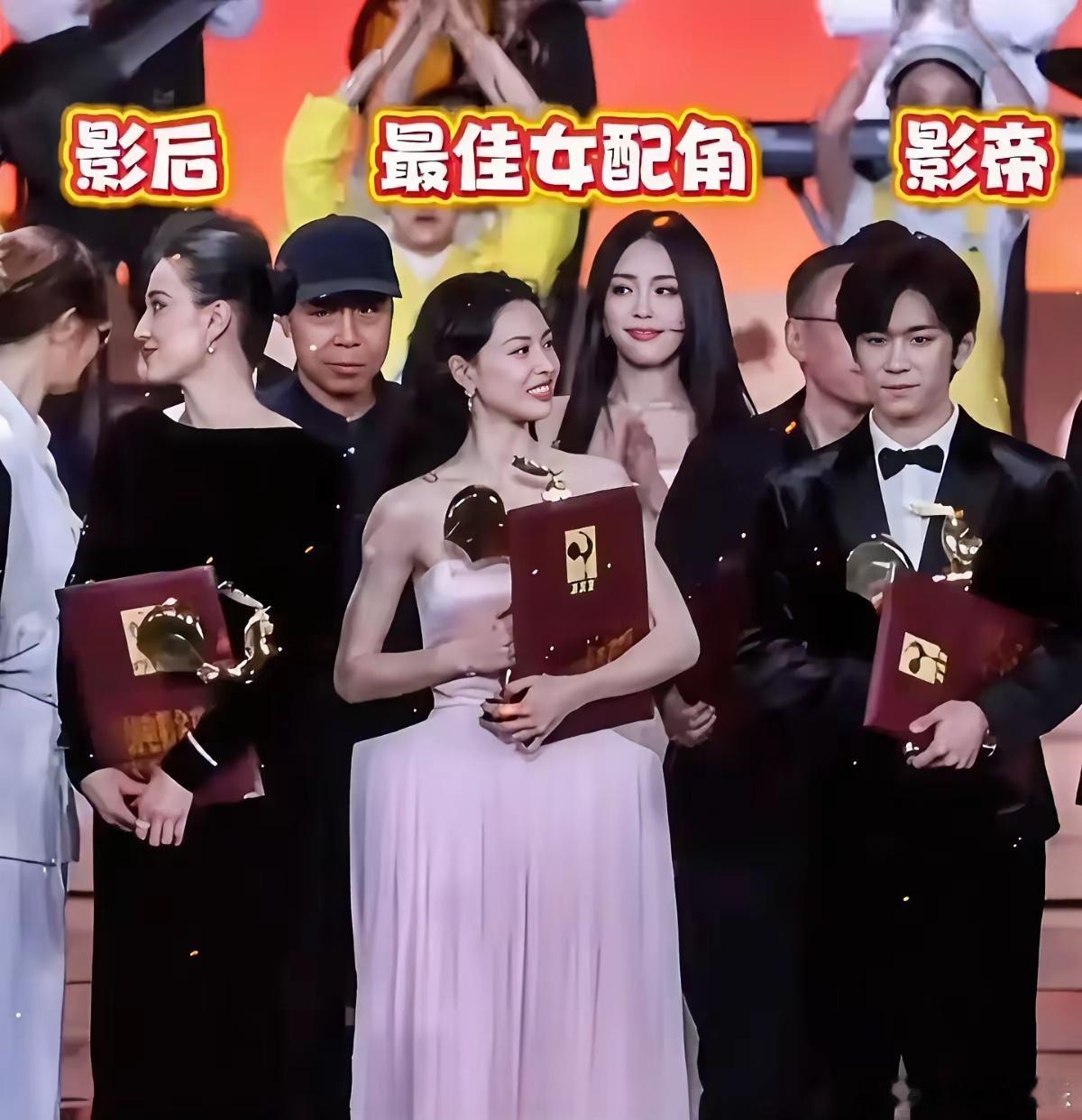 尴尬一地，她真的好意思的呀！站到易烊千玺跟宋佳两位最佳男女主角的中间，这个c位她