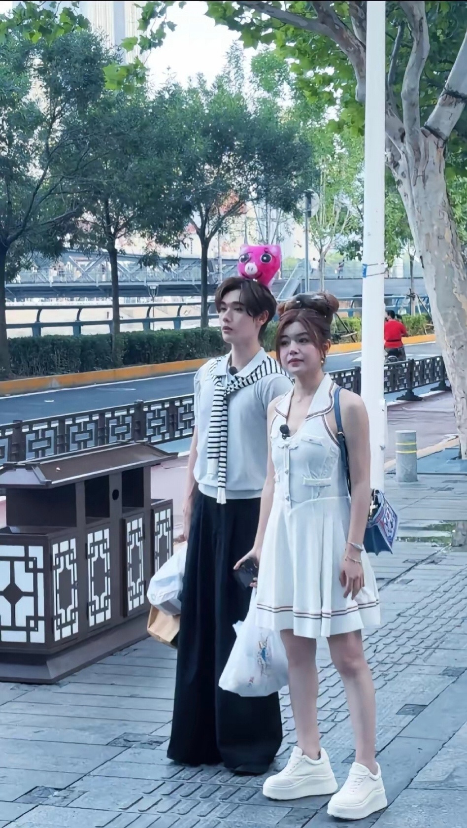 43岁陈妍希从头到脚少女装扮，竟然一点也不违和，可爱的盘发和学生裙让陈妍希看起来