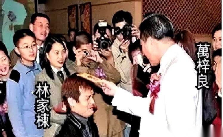 陪着师父化疗，一周三趟，还提溜着汤。就这，病床上的万梓良还催他：赶紧回剧组，别