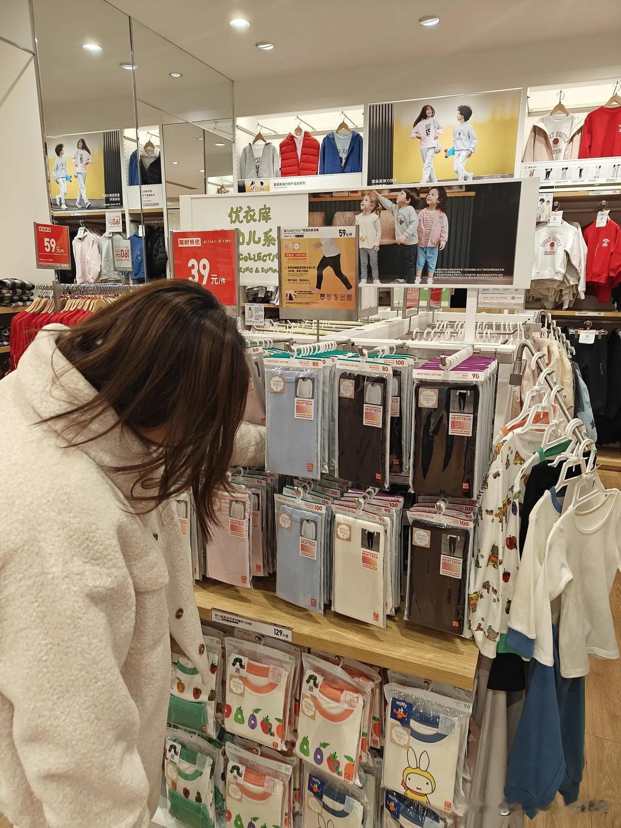 有个好朋友买衣服总是去优衣库。今天，好朋友又喊我去吃饭，吃完饭就要逛一逛街，她