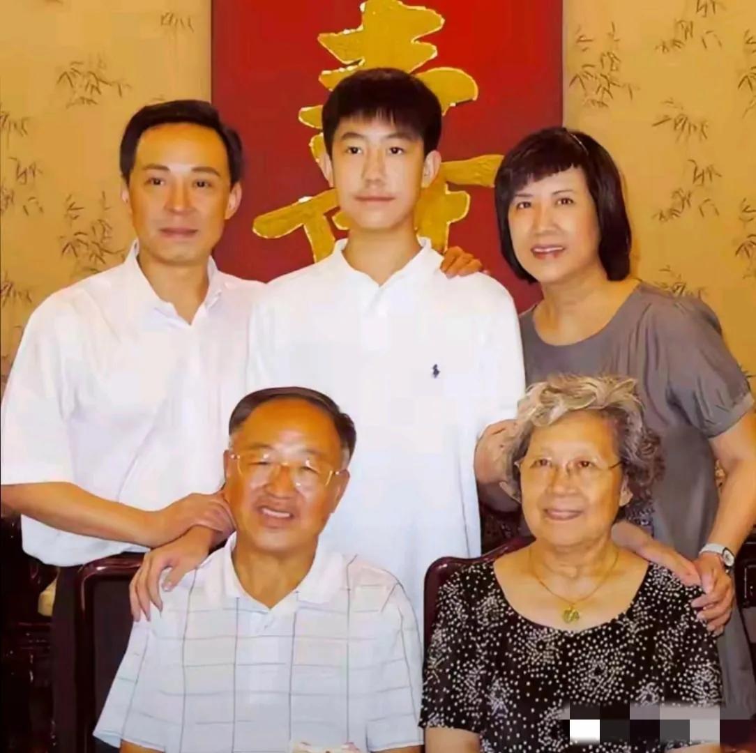 咱一起来欣赏一下于魁智的全家福吧！浓眉大眼，颇显年轻的于魁智随了妈妈的高颜值