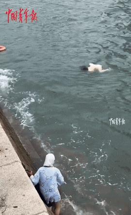 这大妈彻底火了！山东青岛海边，一位年轻的女大学生正在拍照留念。她摆好姿势