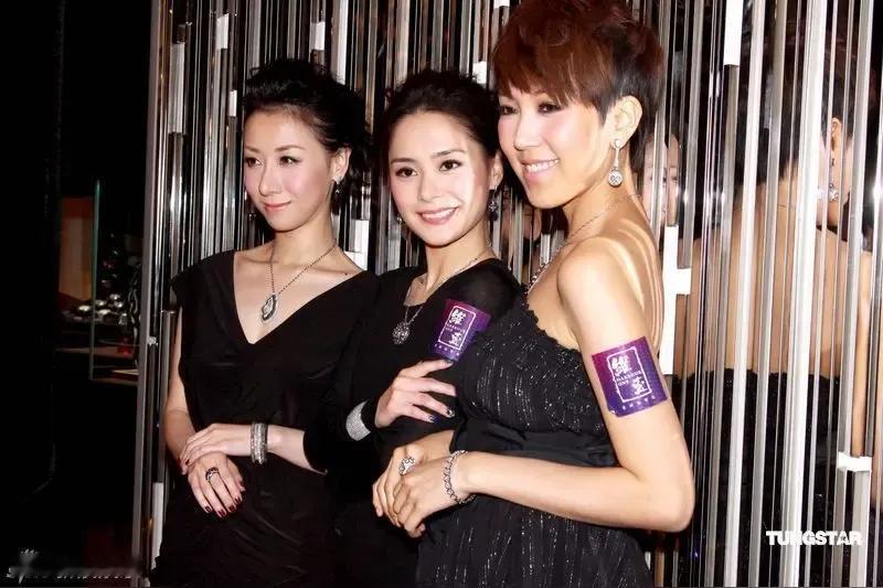 近日，某女星佩戴价值230万的GRAFF蓝钻耳环亮相活动，瞬间引爆热搜！网友直呼