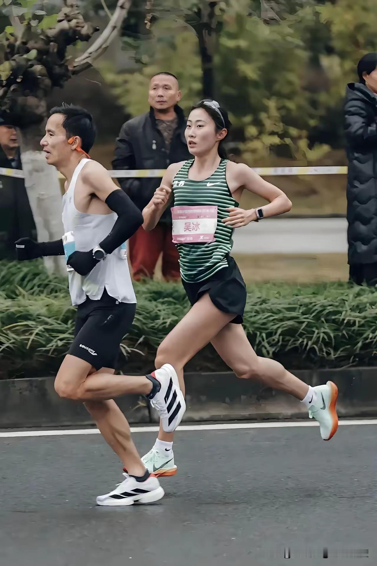 十公里跑步54分钟属于慢跑吗这成绩，应该属于有多年跑步经验的跑友，配速在5.50