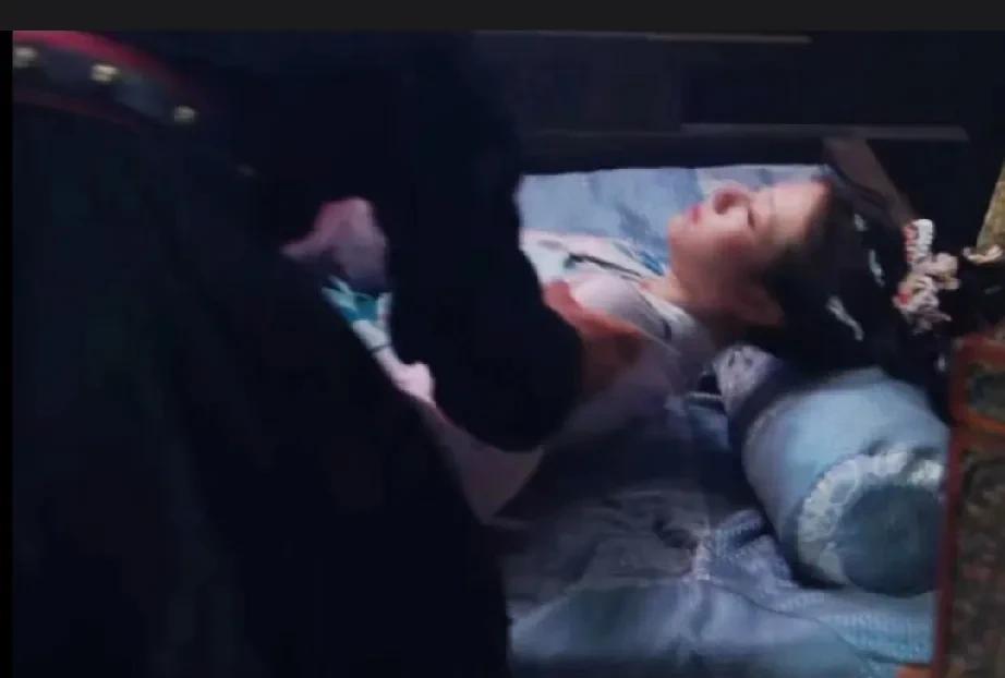 《朝雪录》30集预告，秦菀睡觉时，有人摸来把她打包扛走了……其实来人一来，秦菀