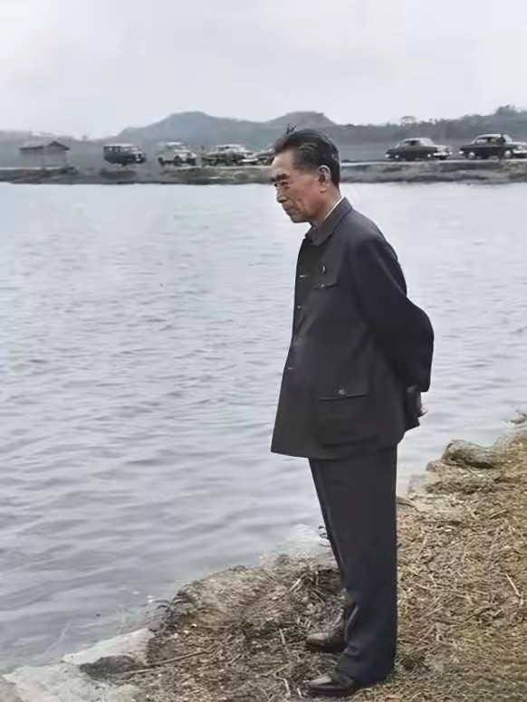 1973年10月14日，忧国忧民、疾病缠身、身形消瘦的周总理在河南洛阳伊水河畔，