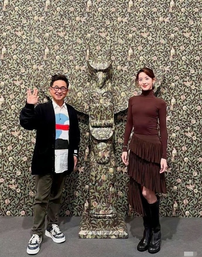 章泽天这是天天打网球运动练出了腹肌了吗，还是天生太瘦骨头突出呢！31岁的她太漂亮