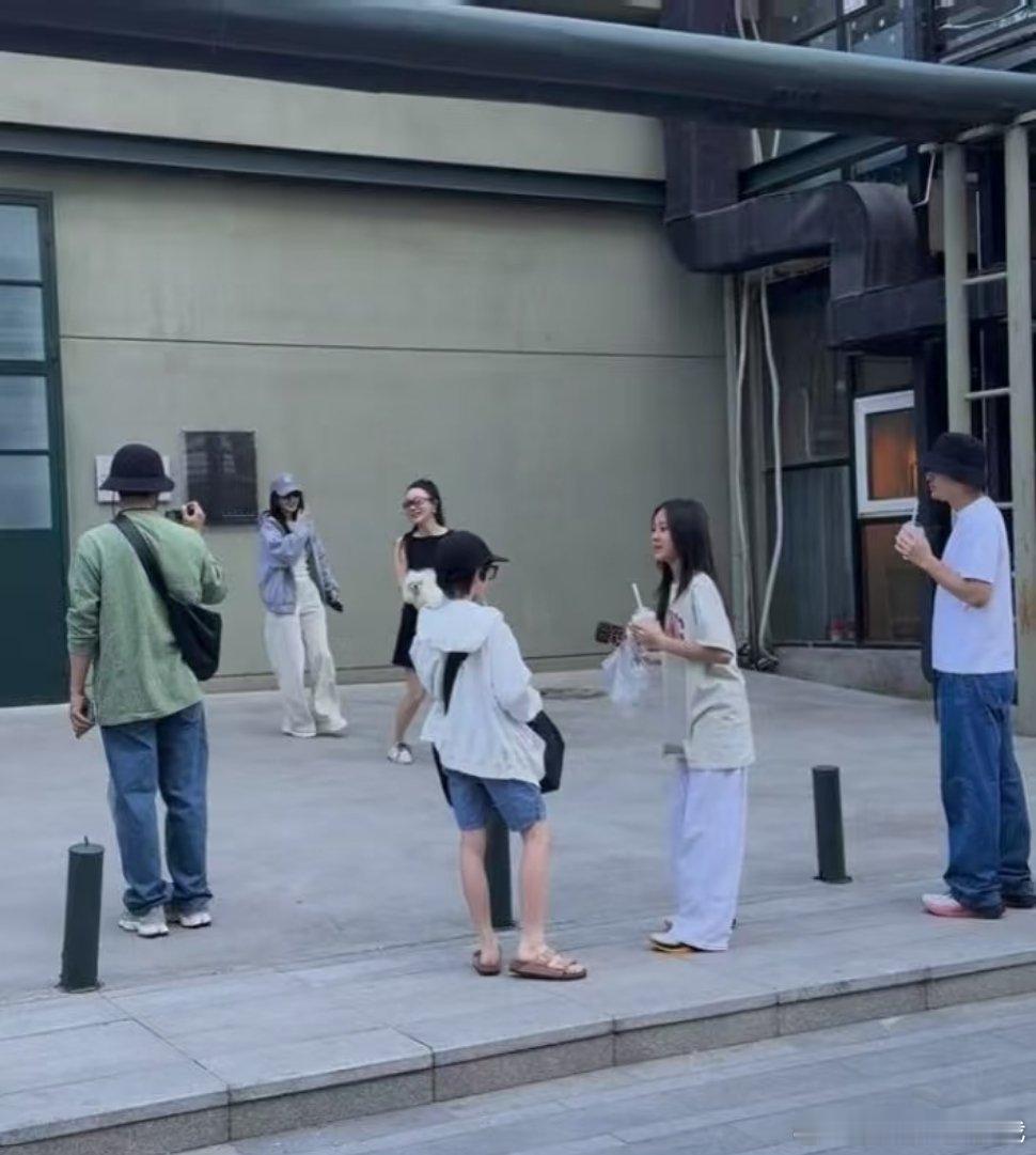 天我看到了什么李小璐贾乃亮一起带甜馨逛街​​​