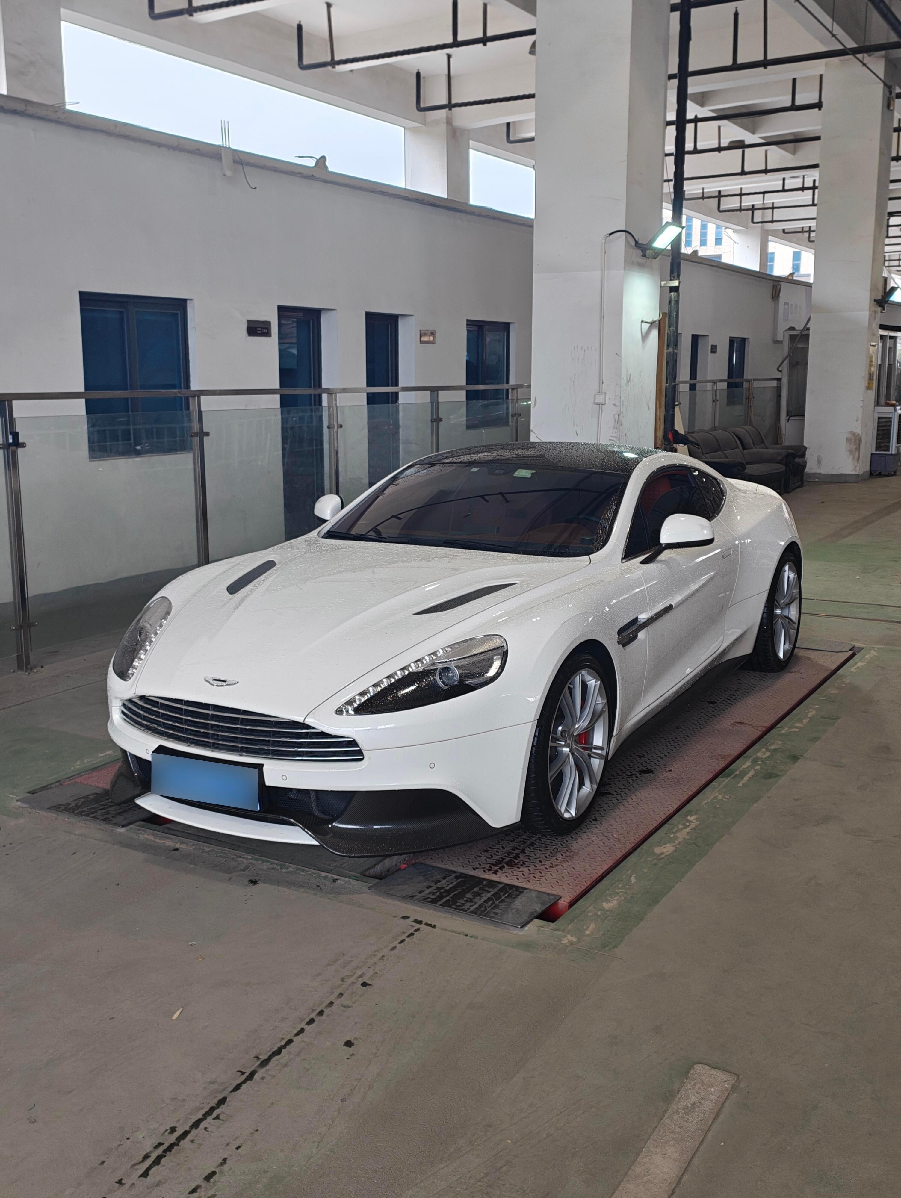 迟早有一天会出现在我的车位上阿斯顿马丁