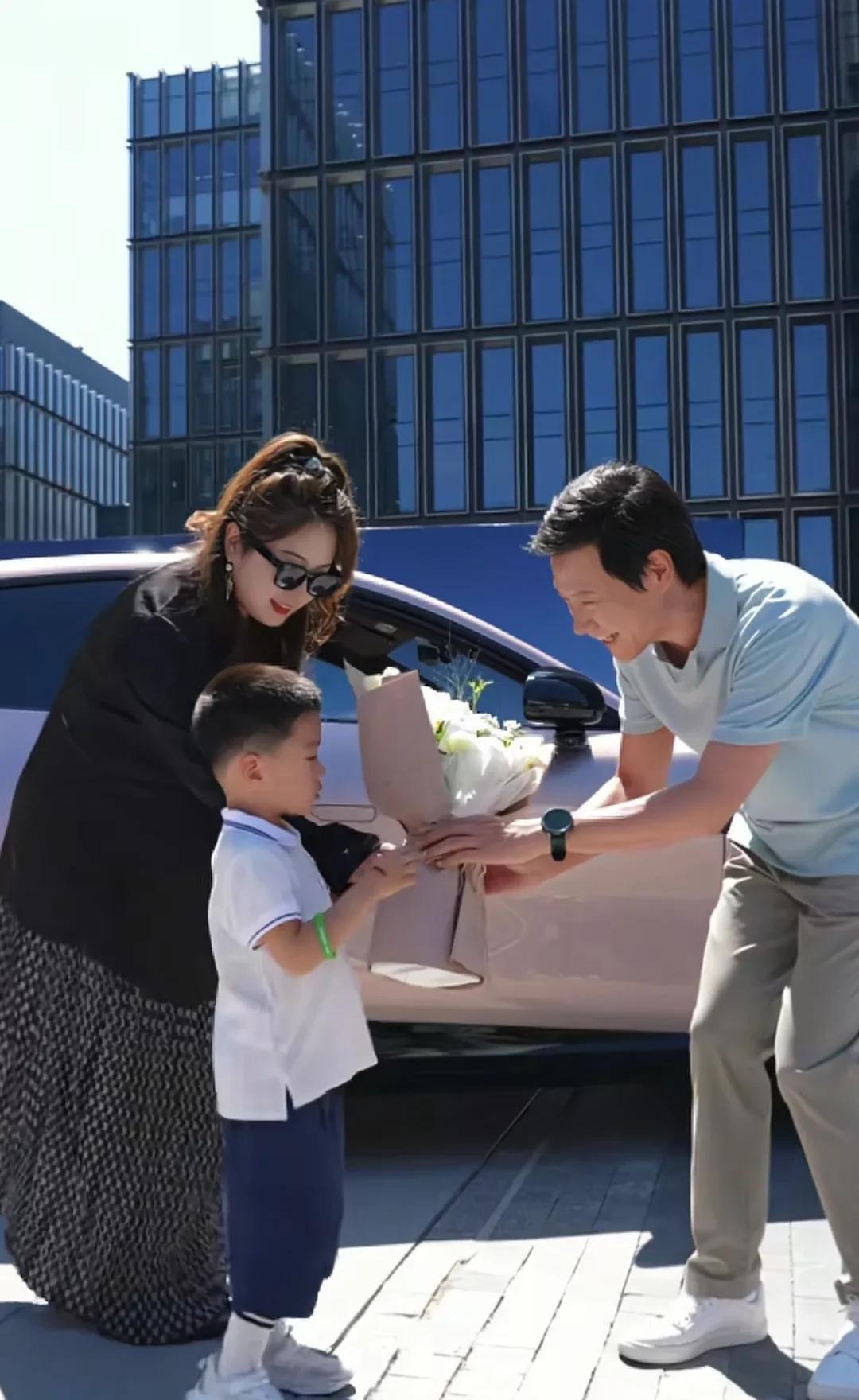 今天小米YU7首批车主交车，在北京小米科技园举行的交付仪式，还是熟悉的雷军开车门