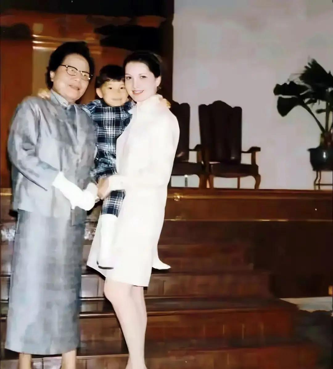 1969年，定居美国的宋霭龄和好莱坞影星儿媳妇佩吉特，以及孔家唯一的孙子孔德基合影。拍照那天上午，长