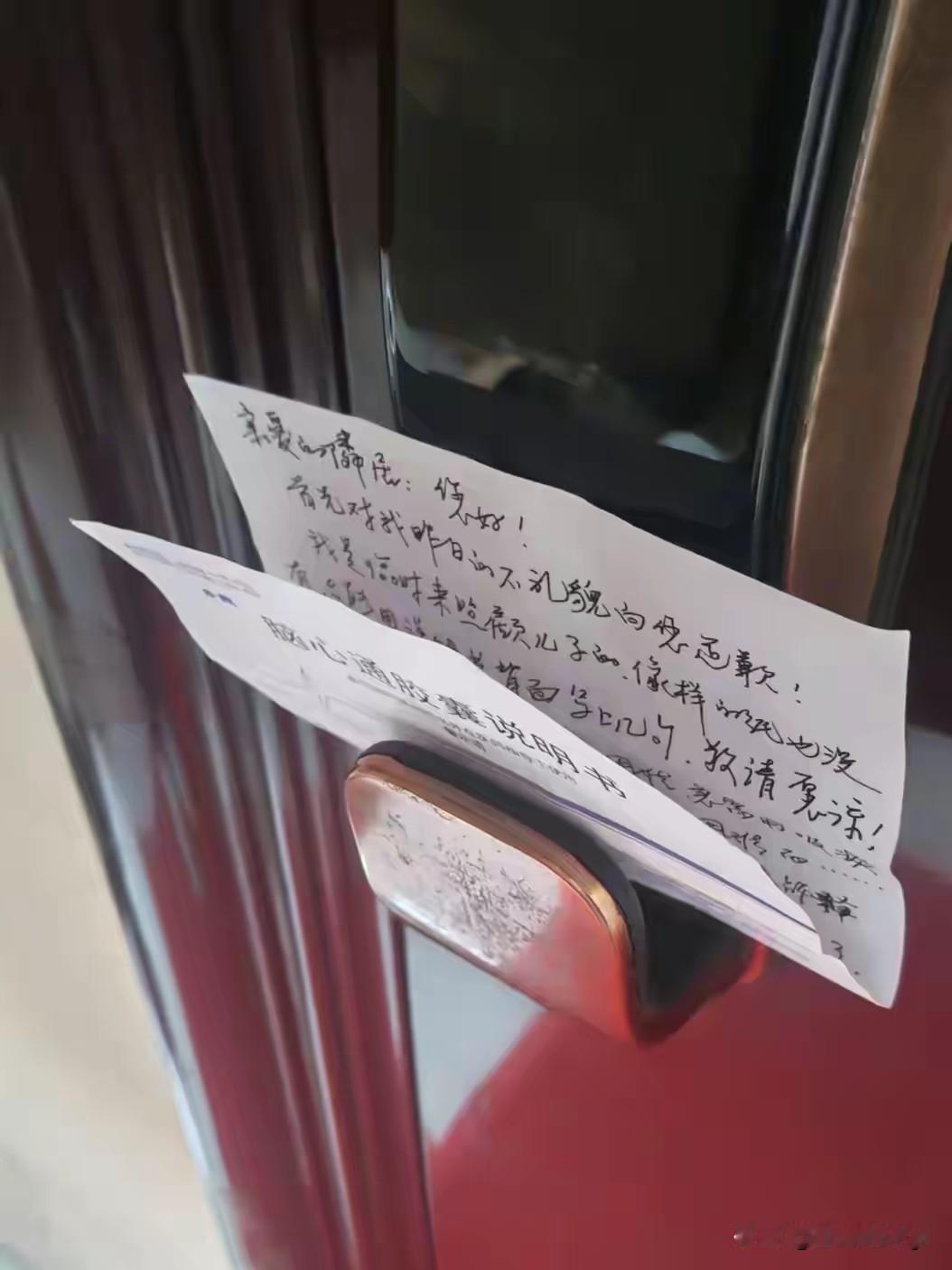 中国好邻居！近日河南，男子正在厨房做饭，听见客厅有声音，看到一位陌生阿姨正站在客
