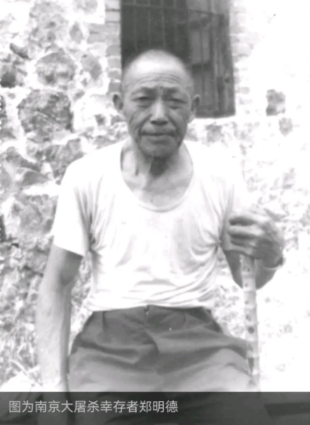 1937年，两个日寇看见郑明德的嫂子色心大发，逼迫郑明德举着蜡烛为他们照明并且拿