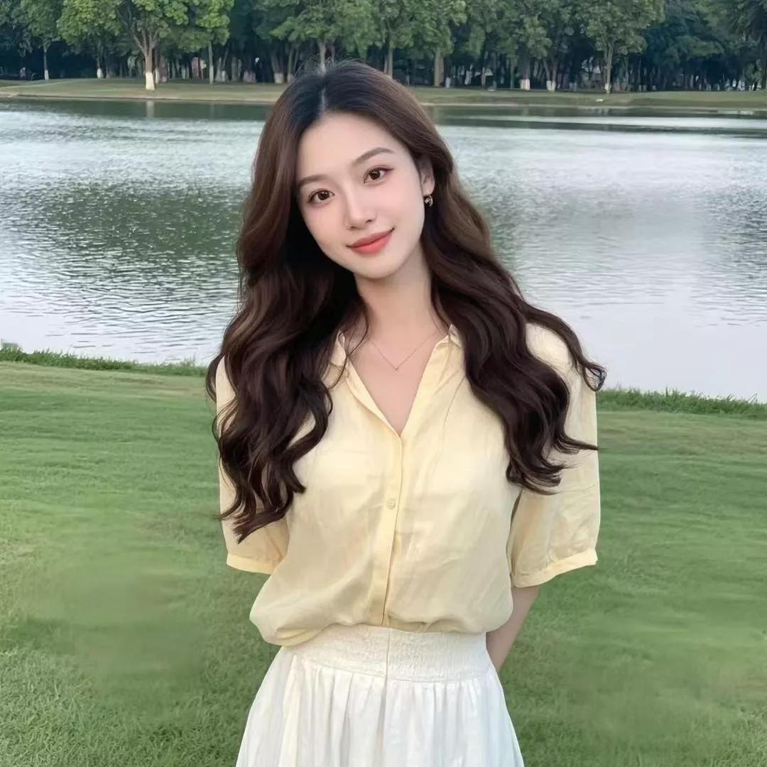 优雅少女，公园漫步，浅笑嫣然，自然美态。夜景气质少女粉色的优雅漫步公园时尚少