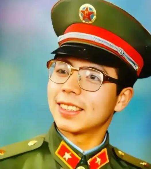 1984年，一位22岁的士兵巡查时走错进一座神秘洞穴，洞里竟然全是女人，他刚掏出