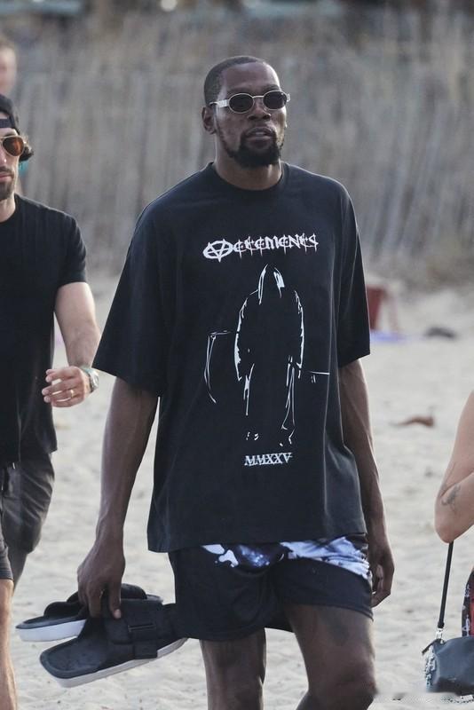 杜兰特生涯有机会超越科比吗？挺悬的。团队荣誉上，科比有5个总冠军，其中2次是作