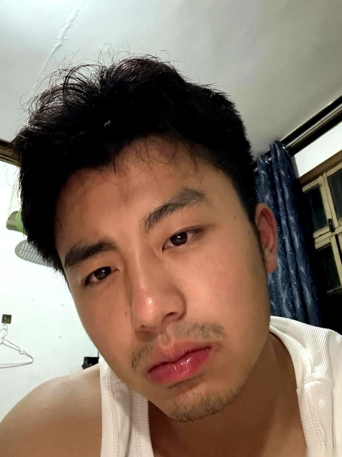 凌晨三点，一个卡里躺着六位数存款的27岁前程序员，正死死咬着枕头角，把自己缩在被