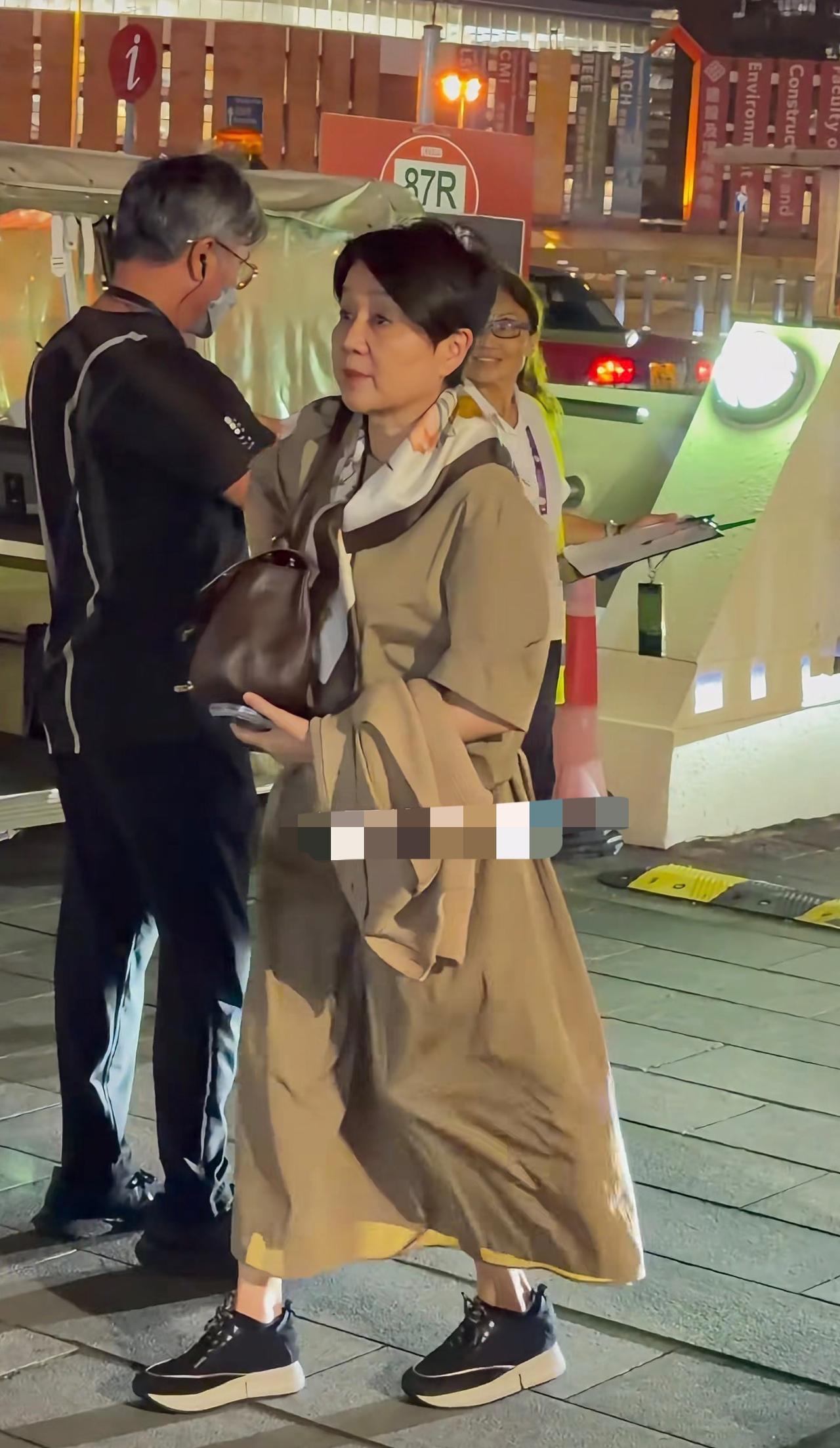 奚梦瑶婆婆、66岁的梁安琪现身看演唱会，保镖全程跟随保护，她保养的很好脸上没什么