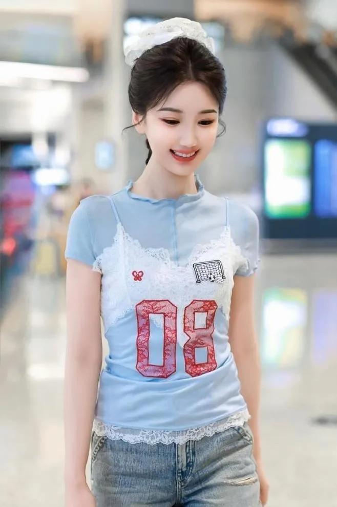 毛晓彤这叠穿，是把“普通T恤穿成甜妹天花板”了吧！蓝T恤+蕾丝吊带的小心机