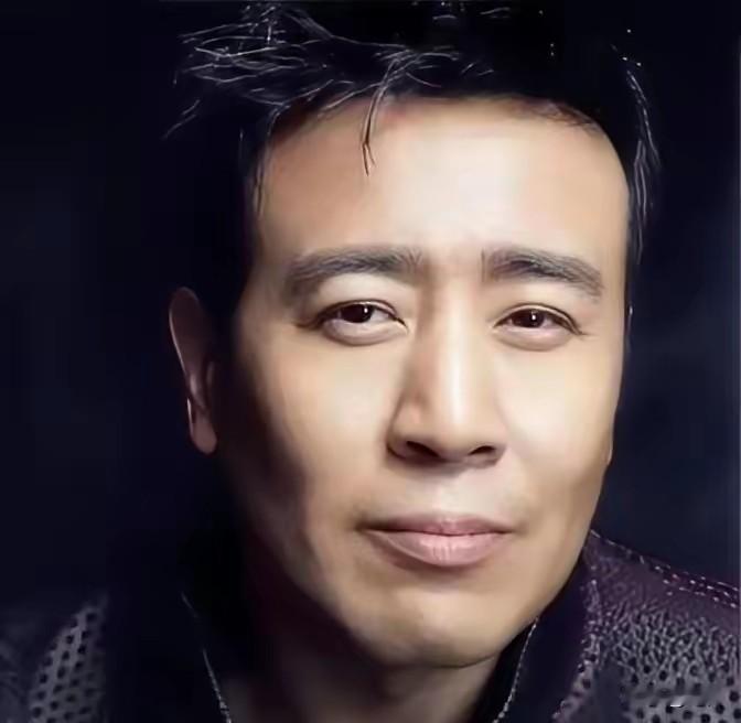 于和伟在2022年，一口气掏钱买了9套房，不是为了投资，而是转手就分给了自己8个