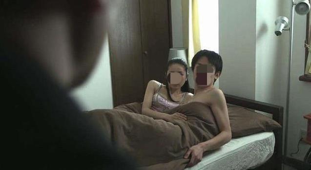 甘肃，男子半夜睡觉时，被身边妻子的尖叫声惊醒，打开灯后，看到借宿家中的老人只穿一