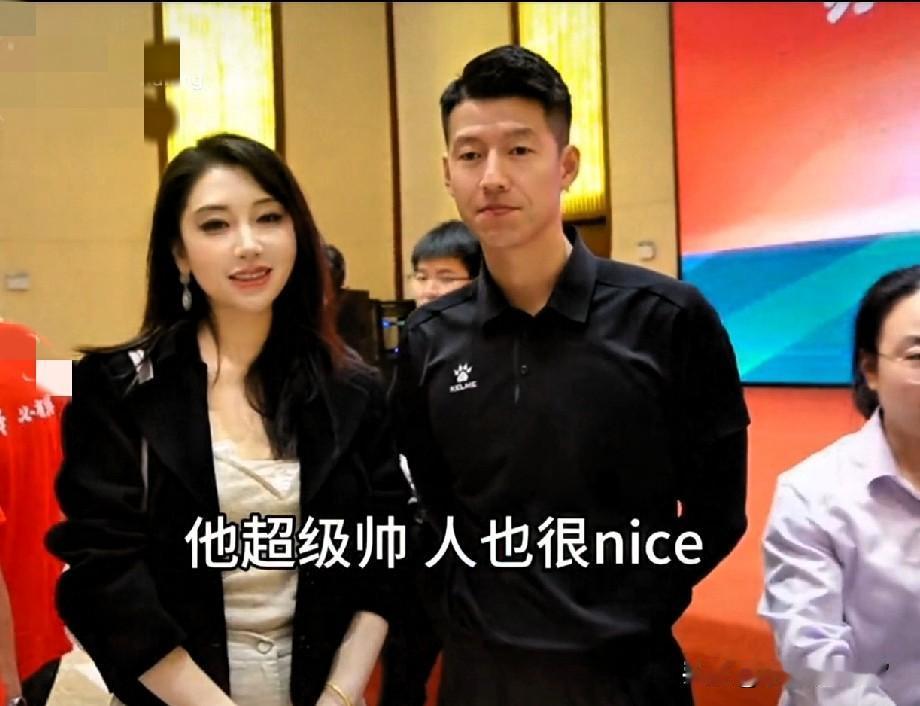 苏超最帅主教练出炉：淮安队董松！当然这句话不是我说的，而是抖音官方说的，他因在