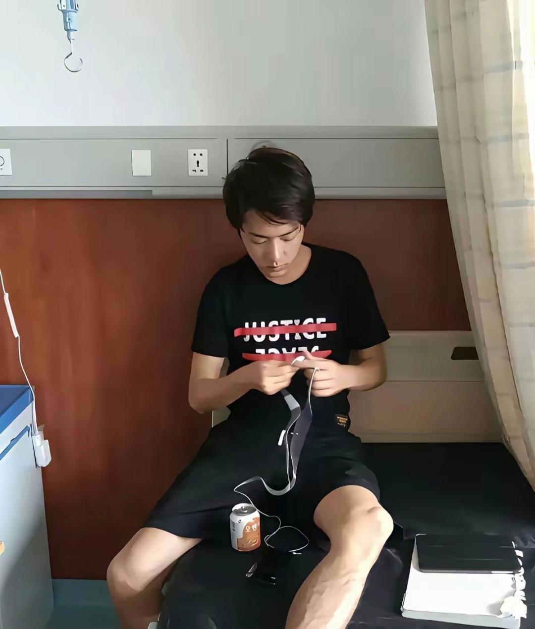 早期的肖战也让人感受到，没有人能随随便便成功。明星也是普通人，走到今天同样经历了