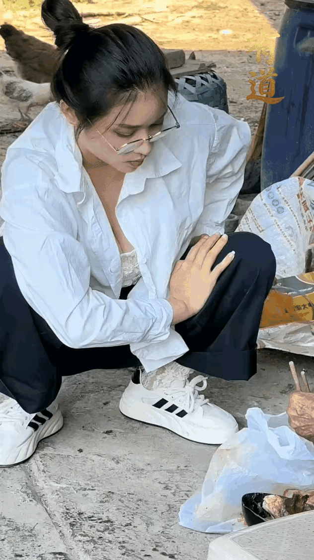 她看起来很有实力[滑稽笑]