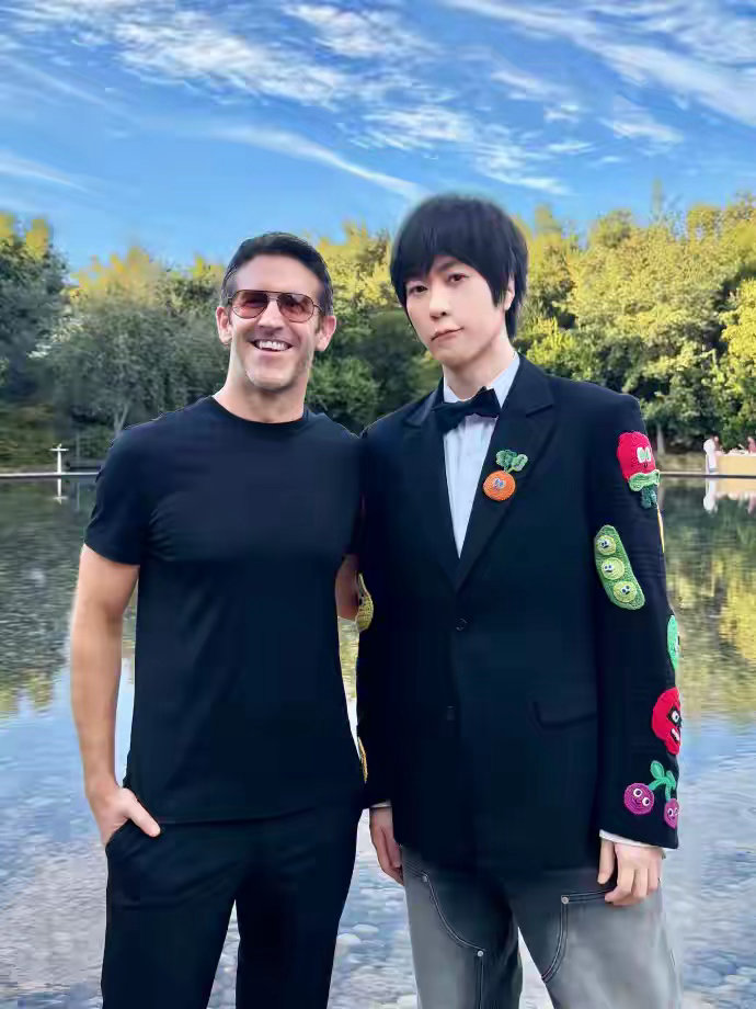 五月天阿信现身苹果发布会，与新任CEO特努斯合影，手持首款折叠手机黑色iPhon