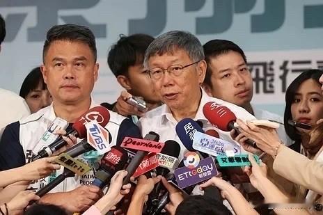 民众党北市议员张志豪今（22日）举办活动。柯文哲、黄国昌，以及国民党立委罗智强等