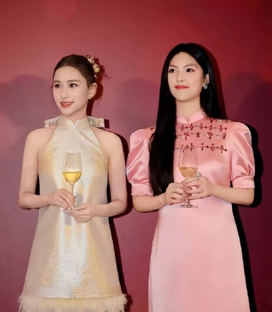 李湘晒出女儿和何超莲合影，小姑娘越来越漂亮了！其实这孩子才16岁，之前还以为她很