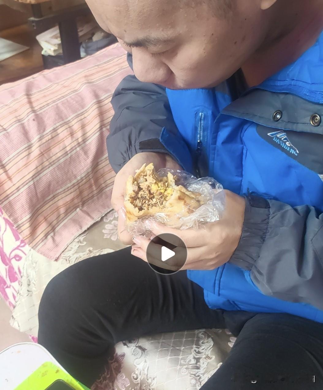 今天邻居来串门给了老公一个饼夹肉让他吃，我看饼里夹的都是瘦肉还有一个鸡蛋，我说吃