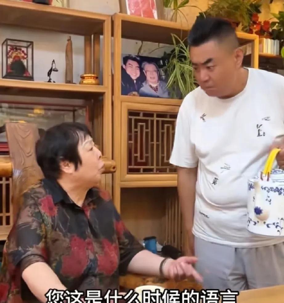 以前总觉得马贵荣各种捧曹云金，办金粉嘉年华，跟张伯鑫闹掰，跟同行吵架是为了蹭流量
