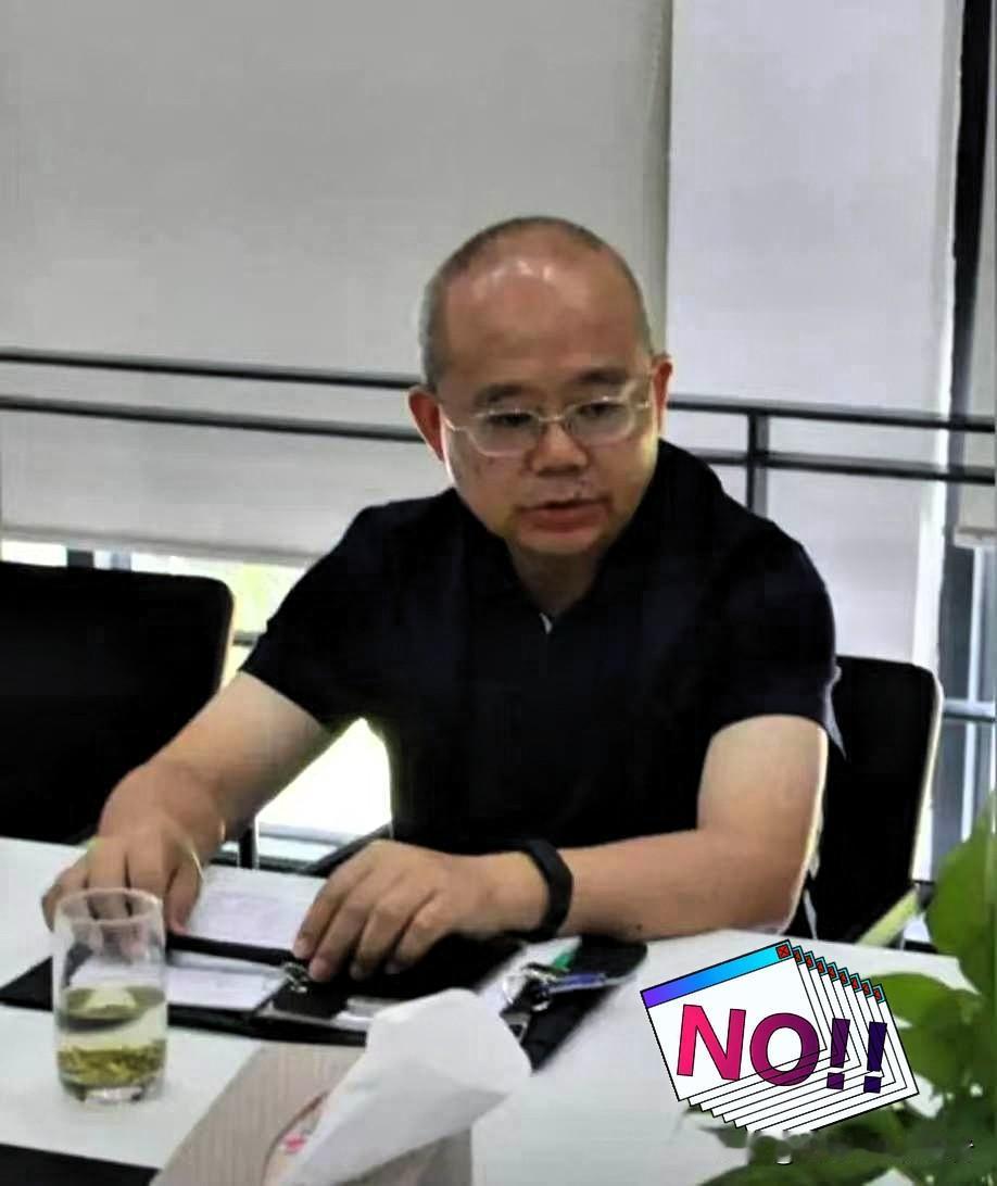 下个月退休的副校长，被年底退休的副教授一刀捅死在小区里。原因就是评了二十多年