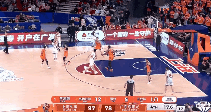 广东男篮或申诉！徐杰暴怒绝非小题大做广东男篮对阵上海赛后，徐杰罕见暴怒对场