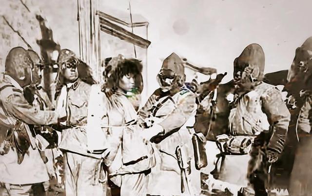1942年，我军情报小组不幸被日军俘虏，一行13人等待被处决。突然，组长张慧民向
