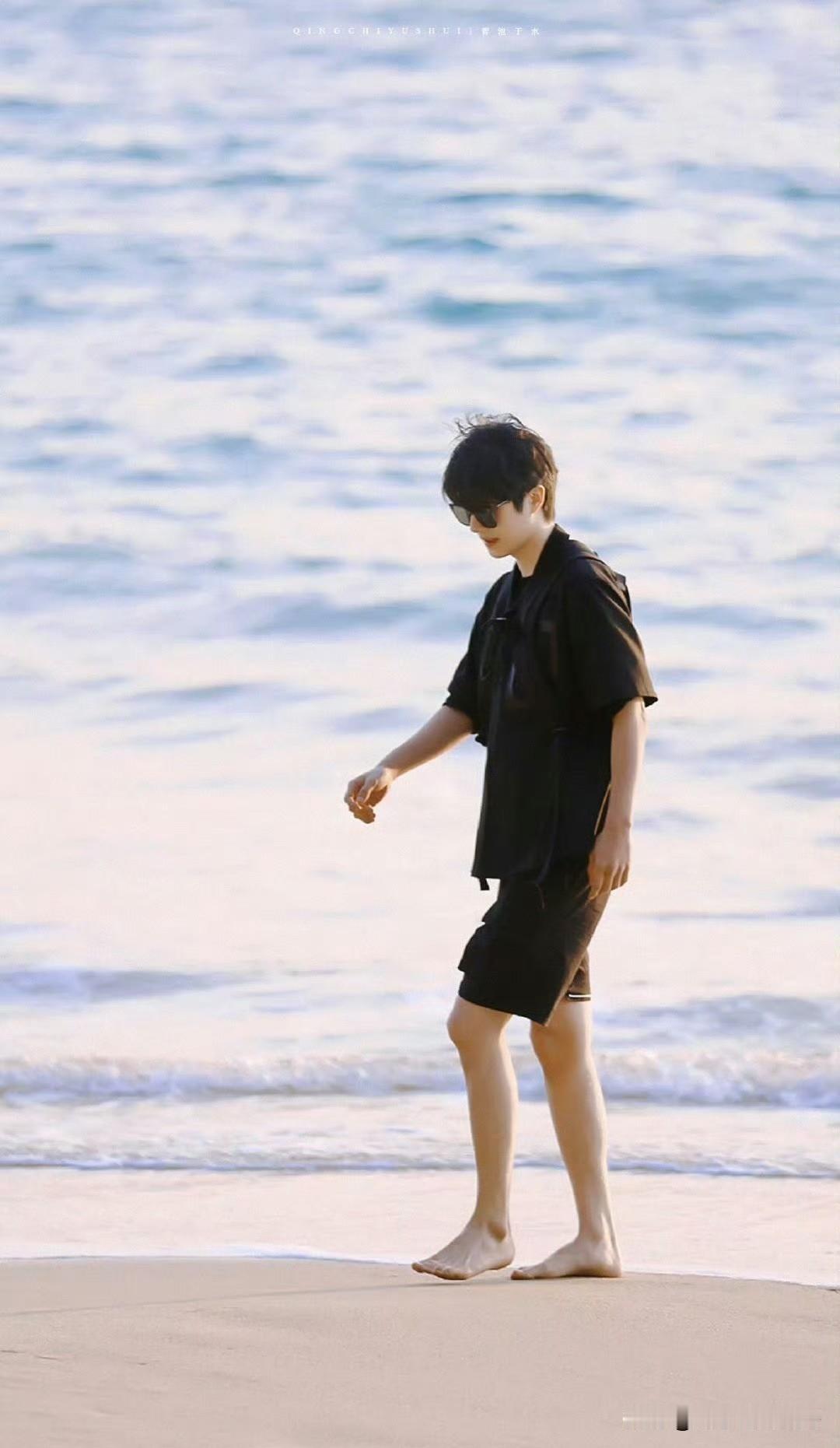 刘昊然这身形的舒展感太绝了，宽肩不笨重，窄腰不纤细，每一处都卡得刚刚好，颜值还杠