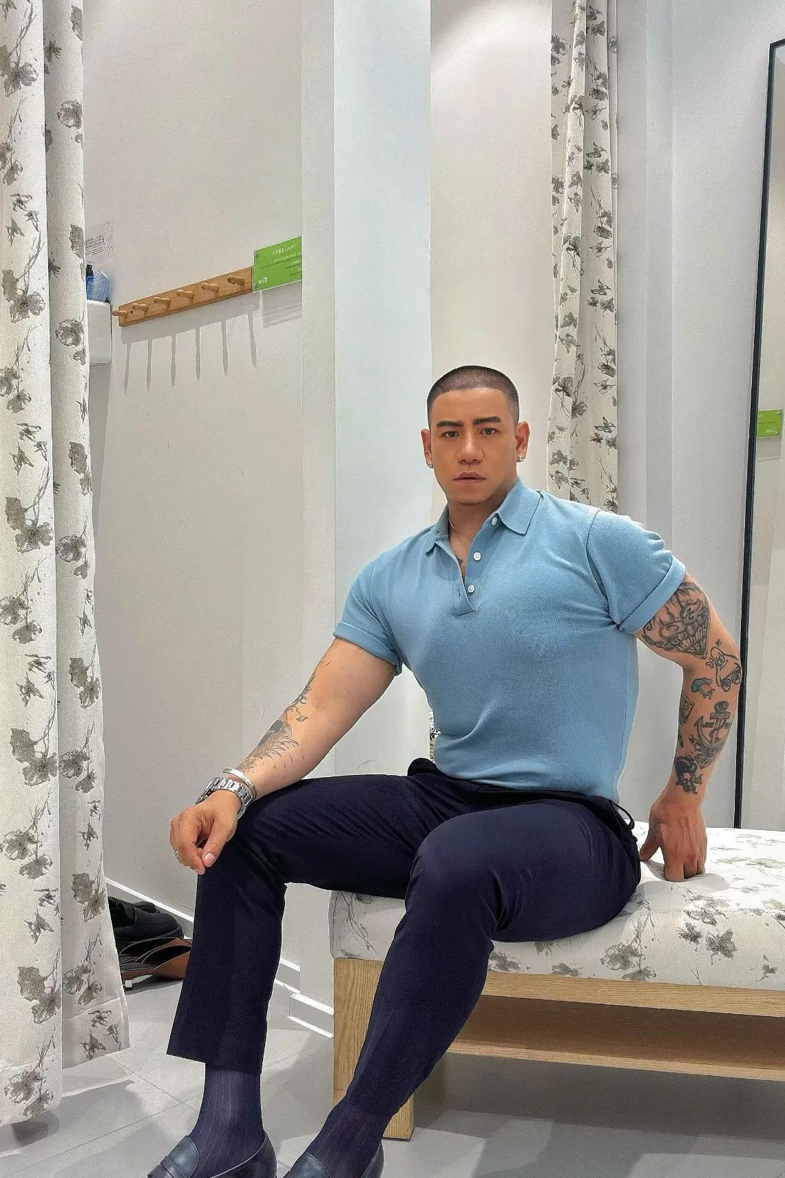 这男的一看就是健身达人，肌肉发达