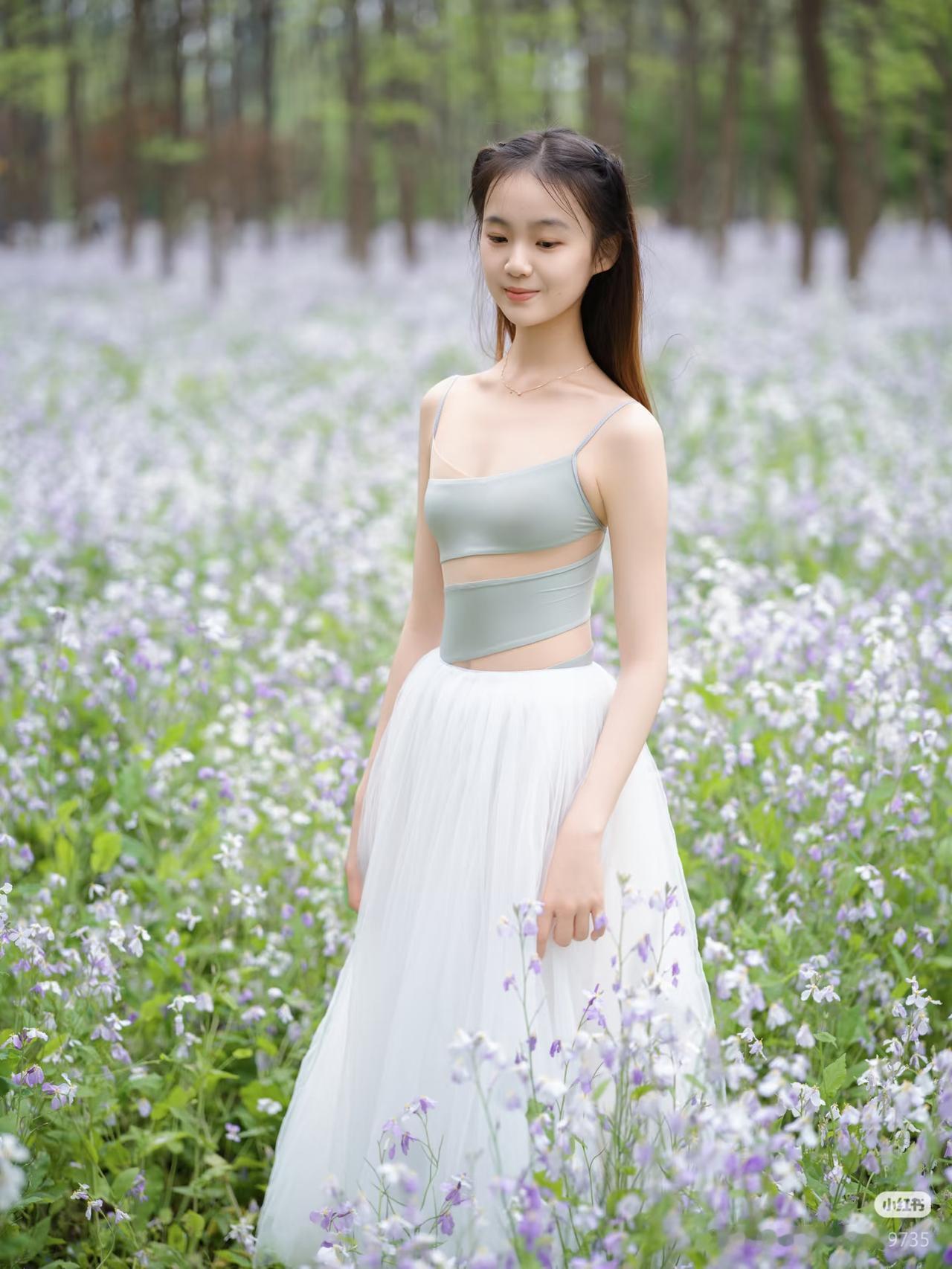 花间少女，春意盎然。