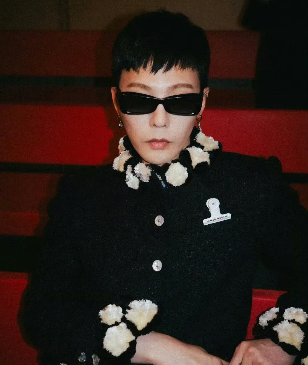 权志龙刀削下颌线权志龙香奈儿纽约大秀生图🈶，状态好好，这下颌线比我人生规划都清